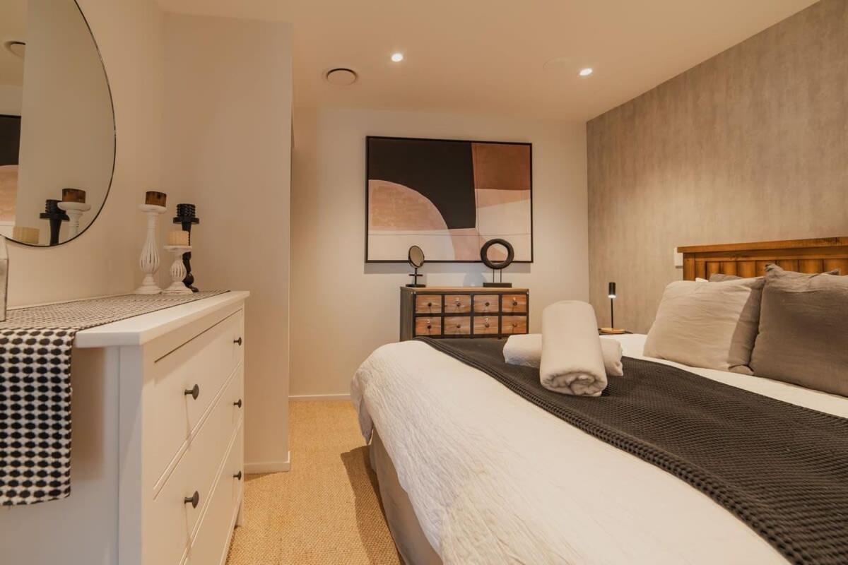 Penthouse Perfection - 2Br Elegance On Worcester St ไครสต์เชิร์ช ภายนอก รูปภาพ